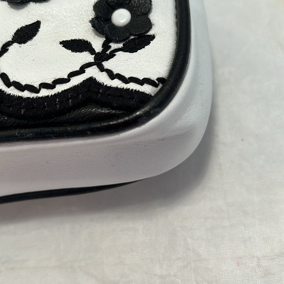 Isabella Fiore Flowers Cosmetic Case - Picture 6 of 15